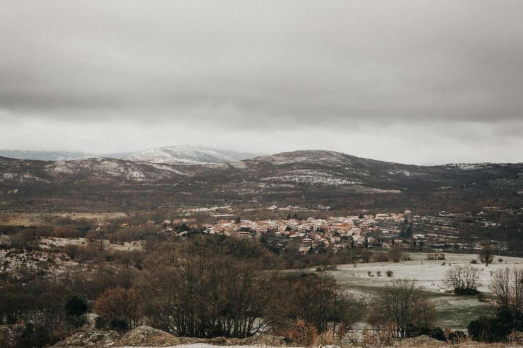 Vistas del pueblo Montejo de la Sierra con parte de la Sierra Norte de Madrid de fondo.