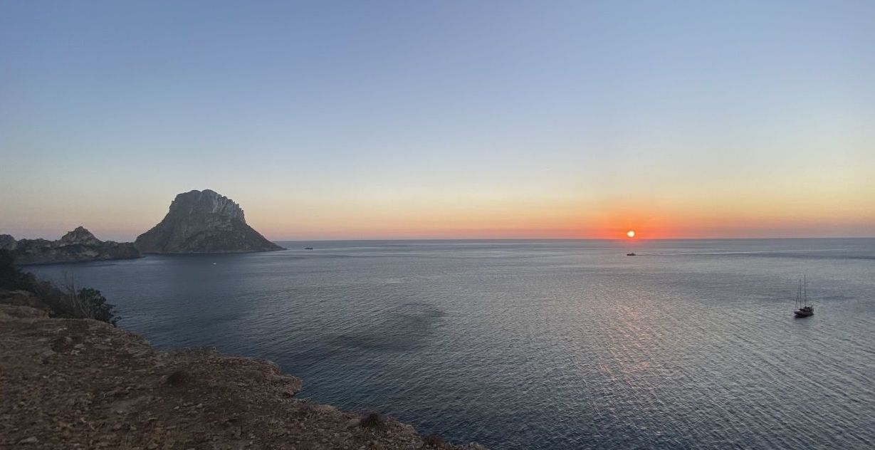 bonito atardecer en las playas de Ibiza