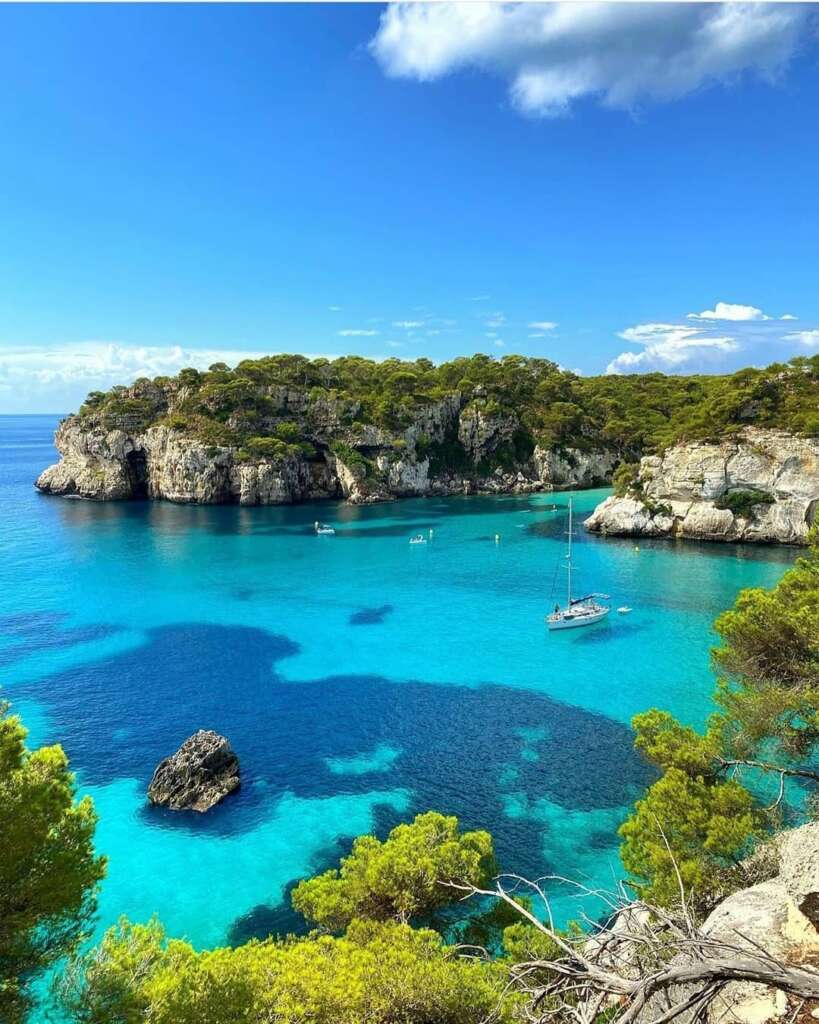 Calas y playas de aguas cristalinas en Menorca, España