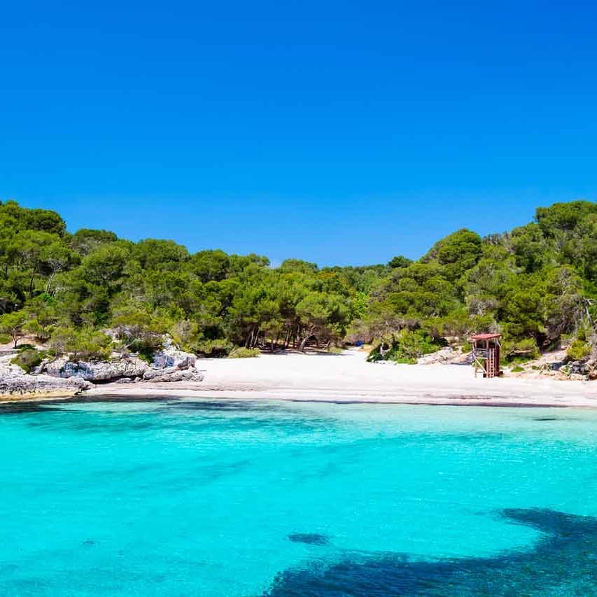 Playas vírgenes de aguas cristalinas en Menorca, España