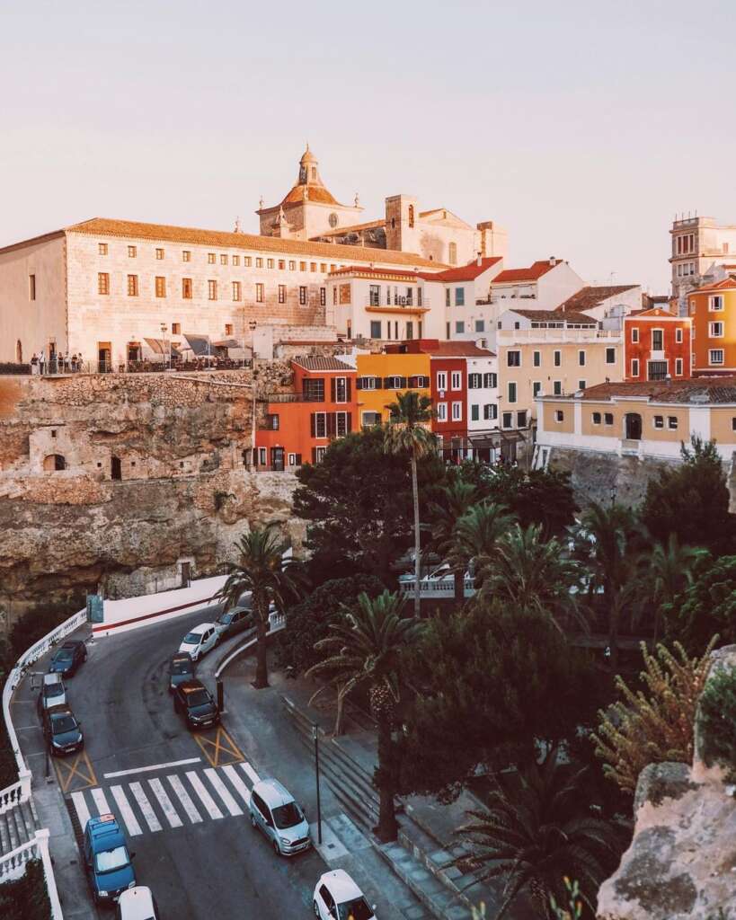 Visitar iglesia de Santa María y ayuntamiento de Mahón en Menorca