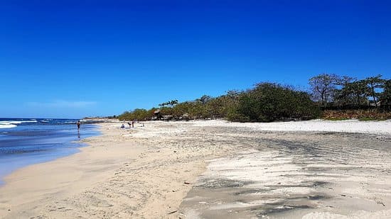 En playa Avellana se crean gigantescas olas que son ideales para surfear