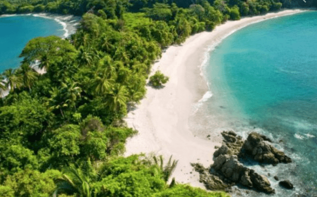 Playa Manuel Antonio, para llegar a esta playa tienes que caminar media hora, pero créenos: merece muchísimo la pena