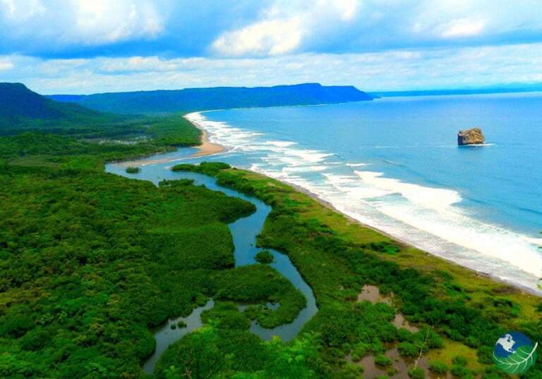 Playa Naranjo al norte de la provincia de Guanacaste, es ideal para visitar porque te ofrece un paisaje salvaje y muy natural.