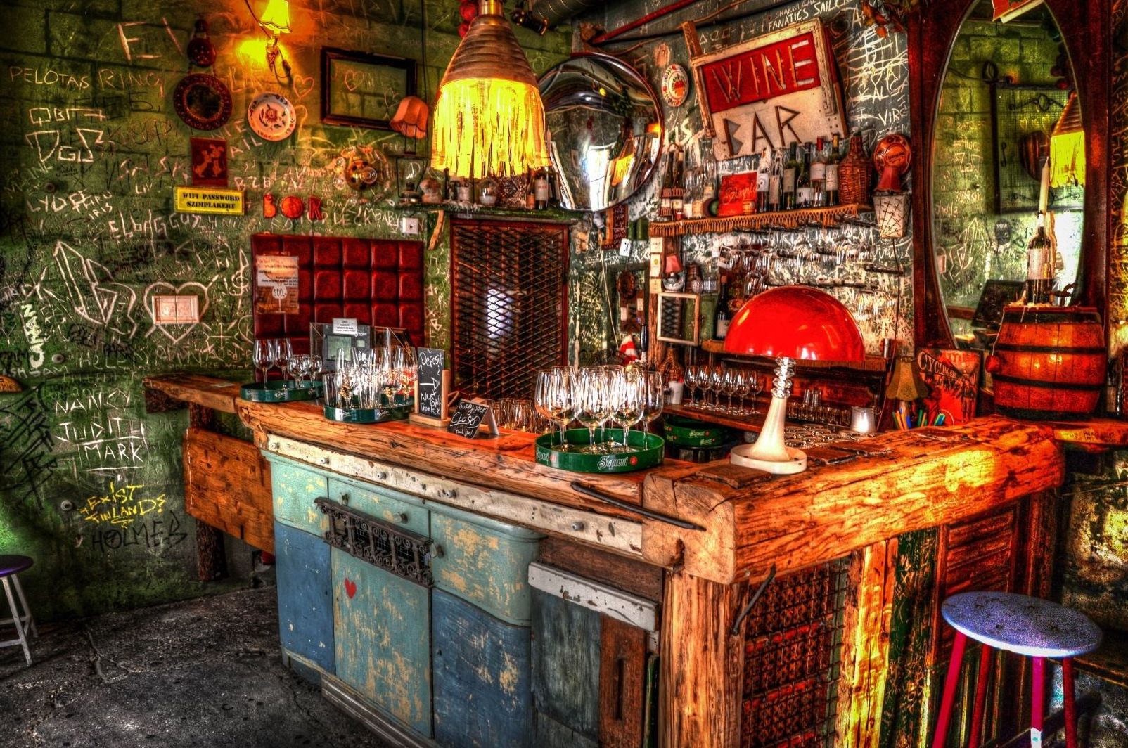 bares ruina budapest fiesta