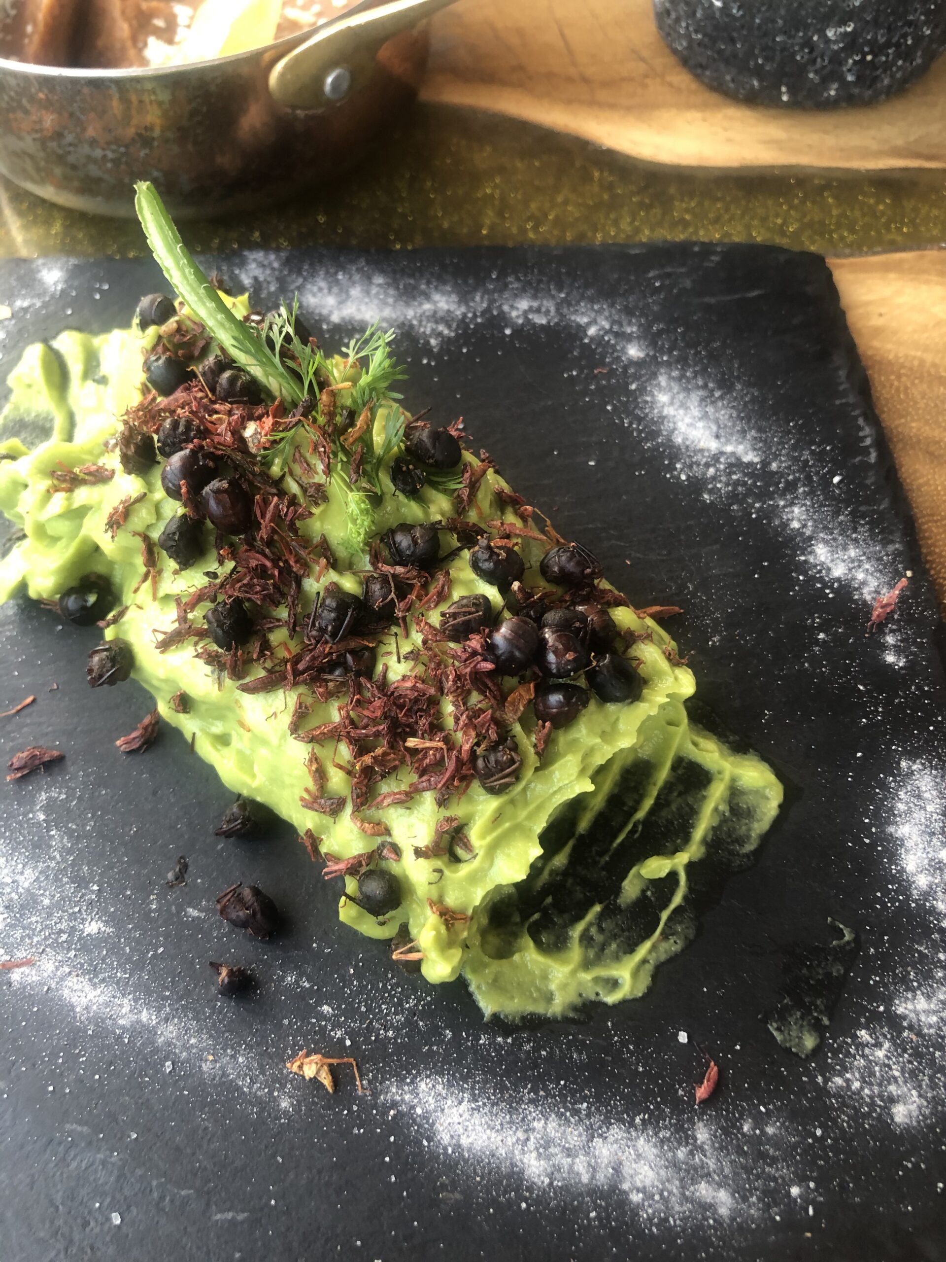 Chicatanas con guacamole