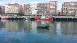 una ciudad con barrio pesquero