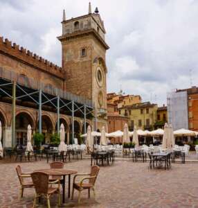 PIAZZA DELLE ERBE UNA VISITA A MANTUA