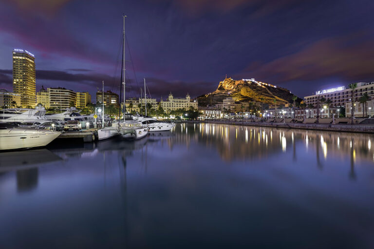 Puerto de Alicante de noche