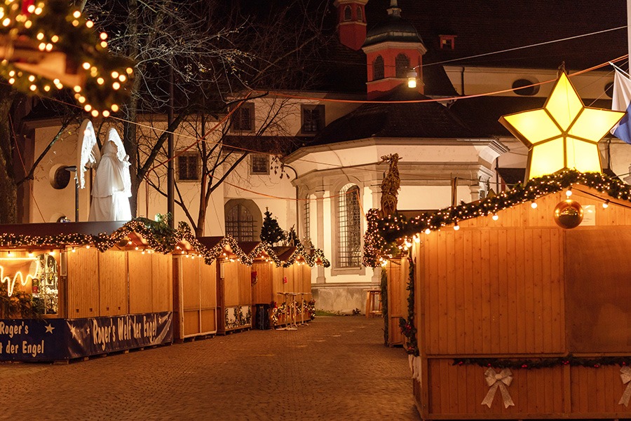 Plaza de la Ciudad Vieja de Praga iluminada por su mercadillo navideño