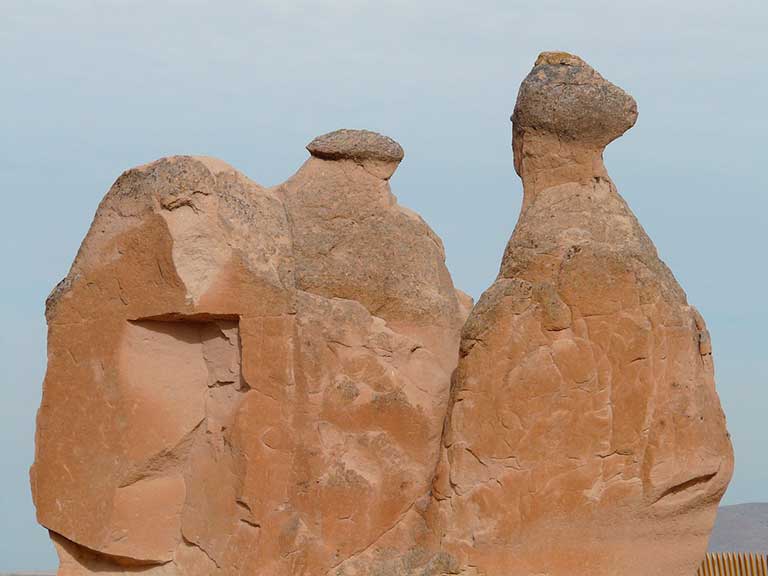 Vista de Chimeneas de piedra caliza en Turquia