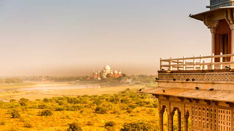 La ubicación del Taj Mahal es en Agra, la India