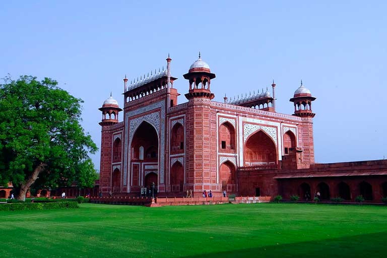 La gran puerta de entrada a los jardines del Taj Mahal