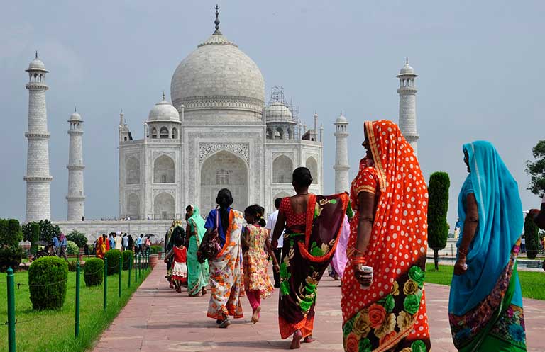 La impresionante arquitectura del Taj Mahal atrea a millones de turistas todos los años para ver su arquitectura